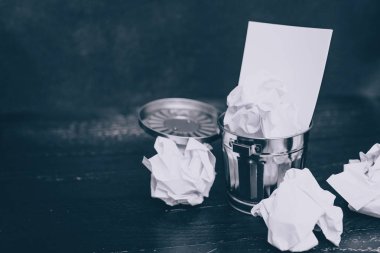 Çöp kutusu Resepsiyon ayarıyla Not defteri ve buruşuk Kağıt topları, hazırlanması ve belgeler yazmak için mücadele kavramı üzerinde