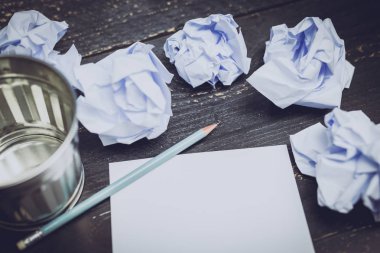 Çöp kutusu Resepsiyon ayarıyla kalem: Not defteri ve buruşuk Kağıt topları, hazırlanması ve belgeler yazmak için mücadele kavramı üzerinde