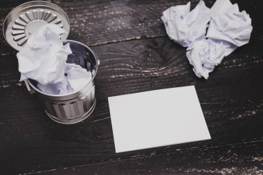 Çöp kutusu Resepsiyon ayarıyla kalem: Not defteri ve buruşuk Kağıt topları, hazırlanması ve belgeler yazmak için mücadele kavramı üzerinde