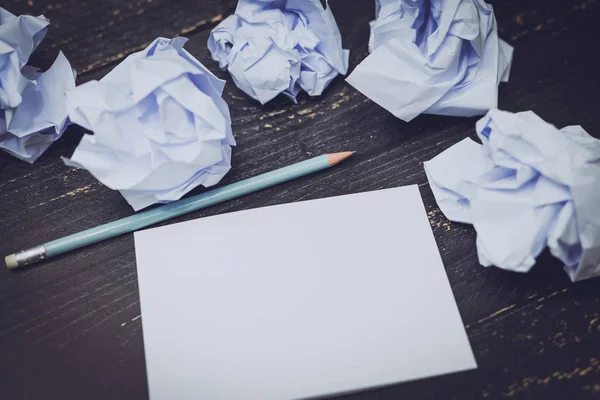 Masanın Not defteri ve buruşuk Kağıt topları, hazırlanması ve belgeler yazmak için mücadele kavramı üzerinde kalem