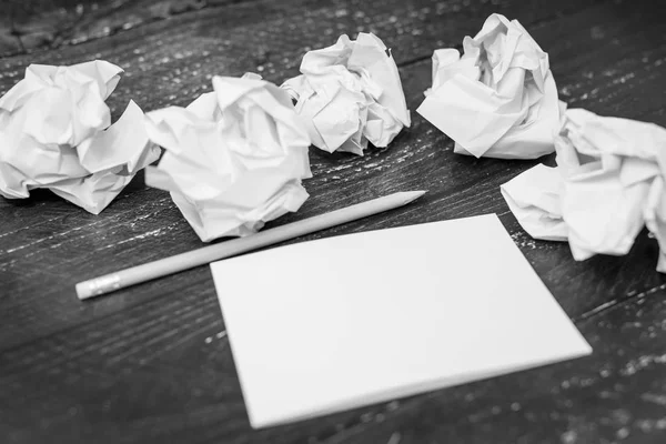 Masanın Not defteri ve buruşuk Kağıt topları, hazırlanması ve belgeler yazmak için mücadele kavramı üzerinde kalem