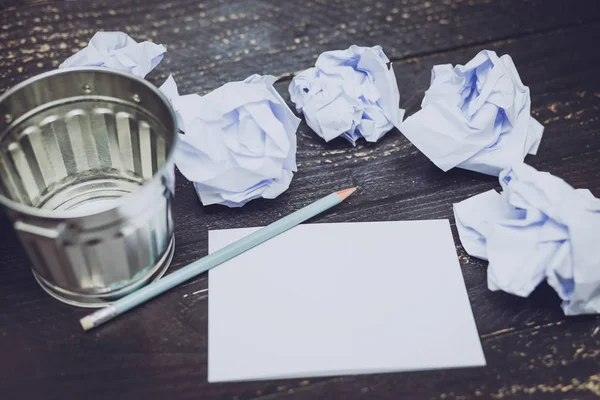 Çöp kutusu Resepsiyon ayarıyla kalem: Not defteri ve buruşuk Kağıt topları, hazırlanması ve belgeler yazmak için mücadele kavramı üzerinde
