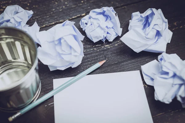 Çöp kutusu Resepsiyon ayarıyla kalem: Not defteri ve buruşuk Kağıt topları, hazırlanması ve belgeler yazmak için mücadele kavramı üzerinde