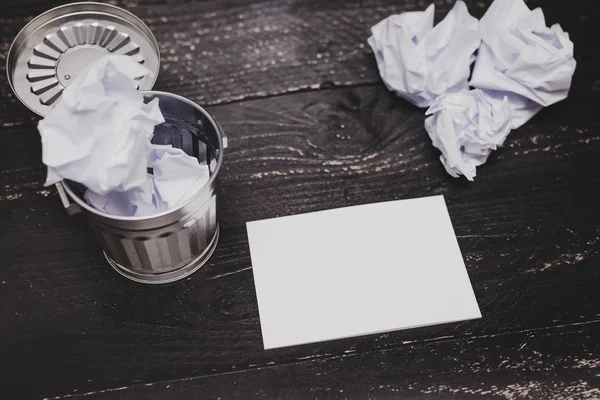 Çöp kutusu Resepsiyon ayarıyla kalem: Not defteri ve buruşuk Kağıt topları, hazırlanması ve belgeler yazmak için mücadele kavramı üzerinde