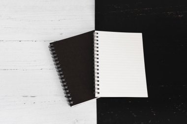 siyah ve beyaz bloknot, kontrastlı minimalist flatlay yüzyüze ters coor yüzeyi