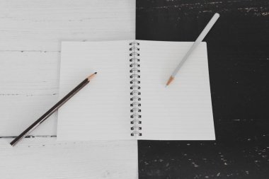 zıt renk kalemleri ile siyah ve beyaz arka plan açık not defteri, kontrastlı minimalist flatlay