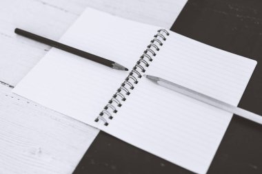 zıt renk kalemleri ile siyah ve beyaz arka plan açık not defteri, kontrastlı minimalist flatlay