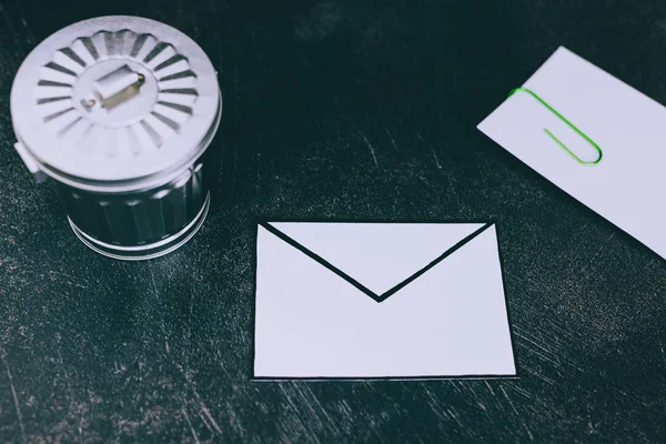 Envelope Com Símbolo Clipe Mail Anexos Com Lixeira Pode Lado — Fotografia de Stock