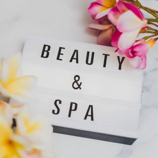 Beauty Spa Lightbox Text Surrounded Tropical Frangipani Monoi Flowers — Stock Photo, Image