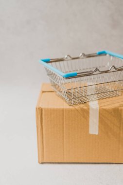 alışveriş sepeti, online alışveriş kavramı ve kargo ile teslimat parsel kutusu