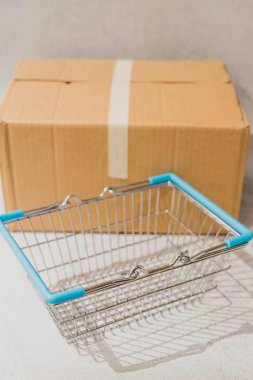 alışveriş sepeti, online alışveriş kavramı ve kargo ile teslimat parsel kutusu