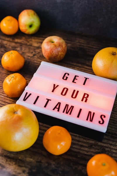 Krijg Vitaminen Concept Lightbox Met Bericht Omgeven Door Gezonde Sinaasappelen — Stockfoto