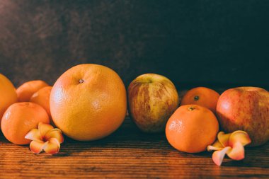 sağlıklı meyve portakal greyfurt ve elma ile boşaltmak, sağlıklı beslenme kavramı, metin eklemek için koyu ahşap yüzeyde de dahil olmak üzere