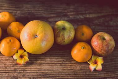 sağlıklı meyve portakal greyfurt ve elma sağlıklı beslenme kavramı koyu ahşap yüzeyde de dahil olmak üzere