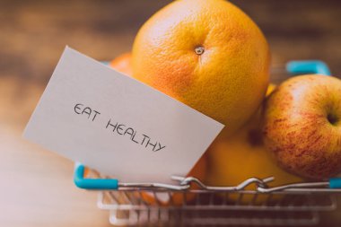 mini alışveriş sepeti mesaj, vitaminler ve beslenme kavramı ile sağlıklı turuncu renkli meyve