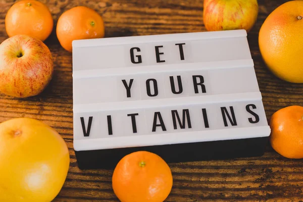 Krijg Vitaminen Concept Lightbox Met Bericht Omgeven Door Gezonde Sinaasappelen — Stockfoto