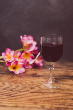 cam yoğun renkli kırmızı şarap ve ahşap masa, zarif ya da pahalı şarap seçimler kavramı üzerinde Avustralya tropik çiçekler