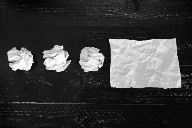 belgeler hazırlanması ve bir metin yazmak için mücadele kavramı karanlık moody arka plan üzerinde buruşuk Kağıt topları ve boş yırtık sayfa ayarla