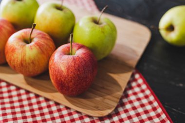 gruba peçete, organik ürünler ve sağlıklı meyve yakın çekim shot ile ahşap kesme tahtası üzerinde elma
