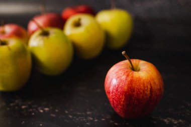 elma satırları ve kendi, kavramı en iyi ve sağlıklı gıda seçenekleri toplama üzerinde onların önünde duran bir kırmızı olanı