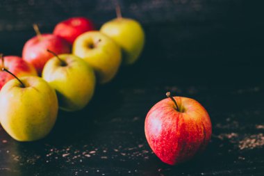 elma satırları ve kendi, kavramı en iyi ve sağlıklı gıda seçenekleri toplama üzerinde onların önünde duran bir kırmızı olanı