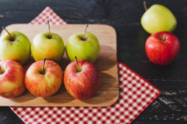 gruba peçete, organik ürünler ve sağlıklı meyve yakın çekim shot ile ahşap kesme tahtası üzerinde elma