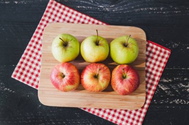 gruba peçete, organik ürünler ve sağlıklı meyve yakın çekim shot ile ahşap kesme tahtası üzerinde elma