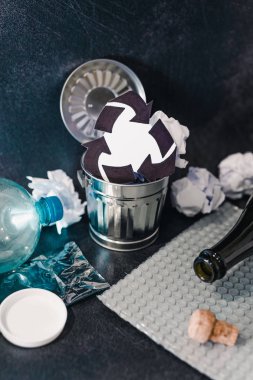 çöp plastik kağıt ve cam, çevreye zarar azaltma kavramı gibi malzemeleri geri dönüşüm sembolü yeniden kullanılabilir tarafından çevrili ile atık olabilir