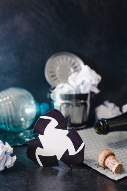 geri dönüşüm sembolü yeniden kullanılabilir atık maddeler gibi plastik kağıt ve cam çöp kutusu, çevreye zarar azaltma kavramı ile çevrili