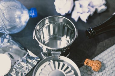 Plastik kağıt ve cam, çevreye zarar azaltma kavramı gibi yeniden kullanılabilir atık maddeler çevrili açık boş çöp kutusu