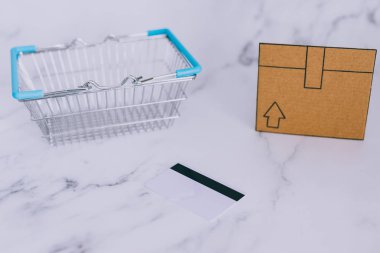 ödeme kartı ve mini karton teslim simgesi alışveriş sepeti, sipariş ve satın alma kavramı