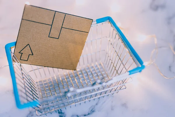 Panier Avec Mini Boîte Livraison Carton Sur Bureau Marbre Avec — Photo