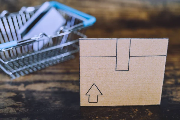 Caja Paquete Entrega Cartón Escritorio Madera Con Cesta Compra Tarjeta —  Fotos de Stock