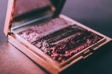 Palet ezilmiş toz kaptırdın koyu arka plan, güzellik ve makyaj trendleri kavramı üzerinde çıplak ve allık sesleri ile