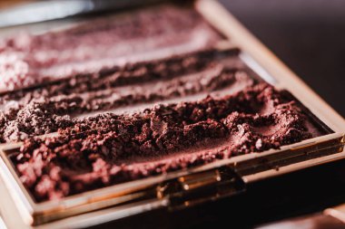 Palet ezilmiş toz kaptırdın koyu arka plan, güzellik ve makyaj trendleri kavramı üzerinde çıplak ve allık sesleri ile