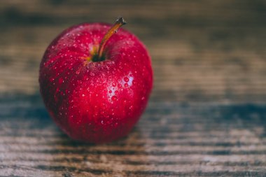 ahşap masa, sağlıklı gıda maddeleri kavramı kırmızı elma Close-Up