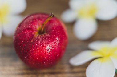 çiçekler, ahşap tablo sağlıklı gıda maddeleri kavramı kırmızı elma Close-Up