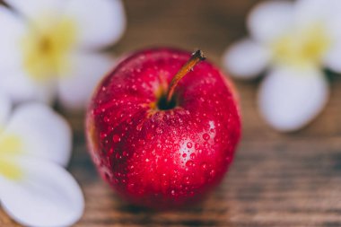 çiçekler, ahşap tablo sağlıklı gıda maddeleri kavramı kırmızı elma Close-Up