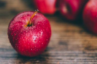 ahşap masa, sağlıklı gıda maddeleri kavramı kırmızı elma Close-Up