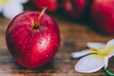 ahşap masa, sağlıklı gıda maddeleri kavramı kırmızı elma Close-Up