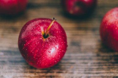 ahşap masa, sağlıklı gıda maddeleri kavramı kırmızı elma Close-Up