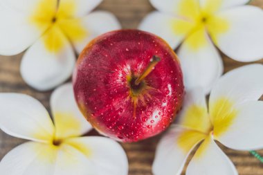çiçekler, ahşap tablo sağlıklı gıda maddeleri kavramı kırmızı elma Close-Up