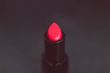 Kırmızı ruj bir koyu arka planı, yakın çekim alan sığ derinliği ile vurdu