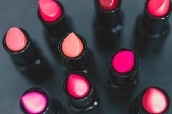 Group Red Pink Nude Lipsticks Different Colors Textures Dark Table — Stock Photo, Image