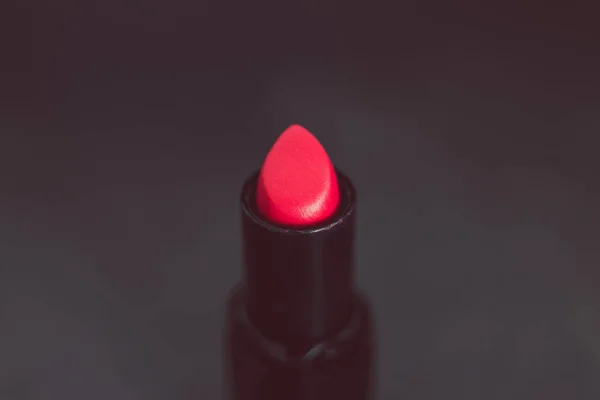 Lápiz Labial Rojo Sobre Fondo Oscuro Primer Plano Con Poca — Foto de Stock