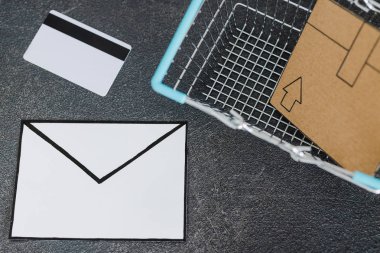 beton masa, nakliye ve online Gönderileriniz izleme kavramı üzerine Karton Koli e-posta zarf ve ödeme kartı ile alışveriş sepeti