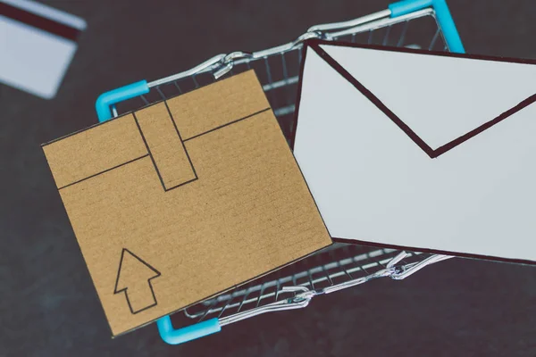 Carrinho Compras Com Envelope Mail Pacote Papelão Cartão Pagamento Mesa — Fotografia de Stock