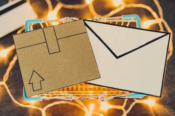 Winkelwagentje Met Kartonnen Pakje Betaling Kaart Mail Envelop Concrete Bureau — Stockfoto