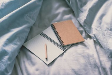 boşaltmak ve kalem kavramı evden çalışan veya sabah planlar üzerinde dağınık çarşaf, boş not defterleri