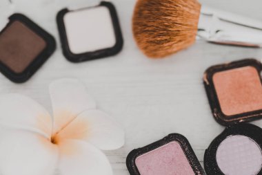 kaptırdın ruj ve hafif ahşap masa üzerinde fırça, güzellik ve pampering kavramı dahil olmak üzere karışık makyaj ürünleri